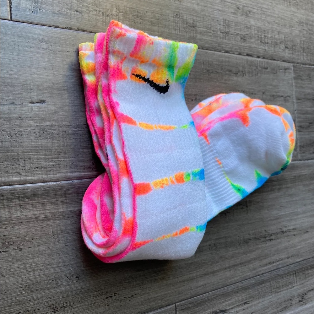 WHITE NIKE UNISEX CREW SOCKS
NEON RAINBOW COLOR TIE-DYE - Picture 2 of 4